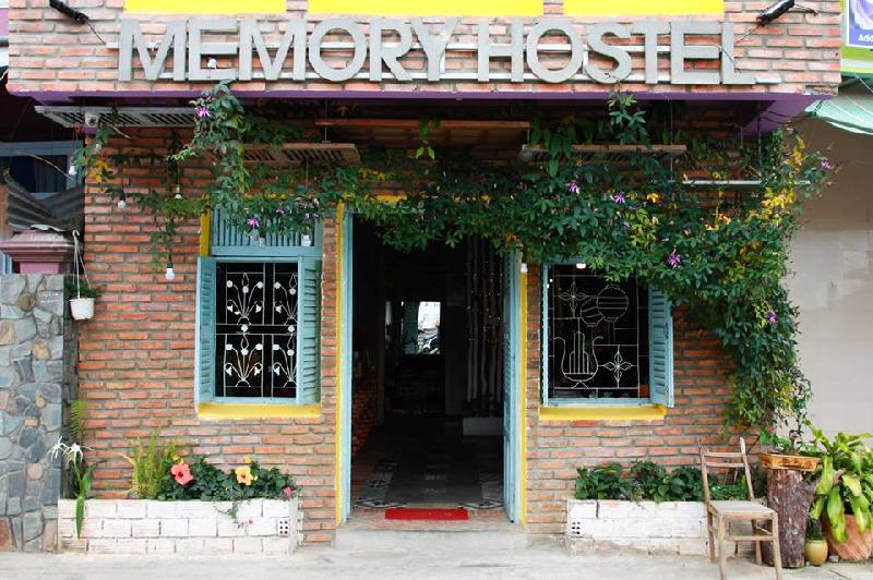 Memory Hostel: Nằm ở đường Thủ Khoa Huân, phường 1, Đà Lạt, bạn chỉ mất khoảng 8 phút để đi bộ tới chợ Đà Lạt. Nơi này có phòng đôi, phòng nhóm 4 người, 8 người và cả giường dorm. Giá giường dorm khoảng 120.000 đồng/người/đêm, giá phòng đôi là 350.000 đồng/phòng/đêm, giá tùy chỉnh theo thời gian. Ảnh: Memory Hostel.