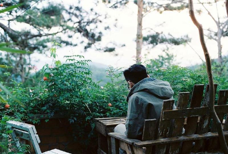 Moonrise Garden là mô hình homestay kết hợp cùng quán cà phê, được bài trí đơn giản, thân thiện, đề cao sự thư giãn. Sáng sớm thức dậy, nhâm nhi ly cà phê, hít hà trong bầu không khí trong vắt là trải nghiệm không thể thiếu khi đến với xứ hoa. Ảnh: alexi_do.