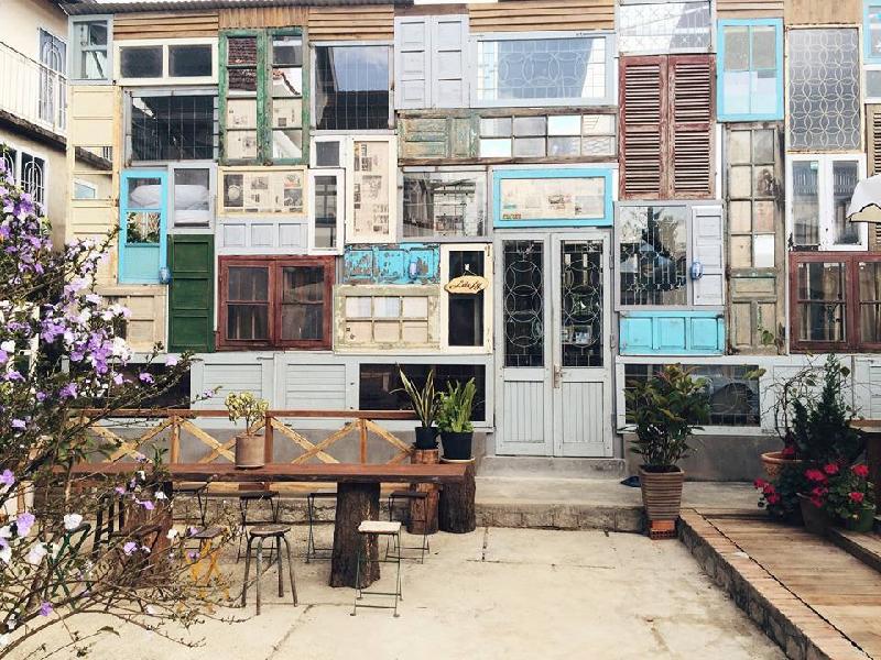 Là Nhà Homestay: Với tiêu chí biến homestay như gia đình, Là Nhà được bao trùm trong thiết kế trẻ trung, đa sắc màu nhưng không kém phần ấm áp, riêng tư. 