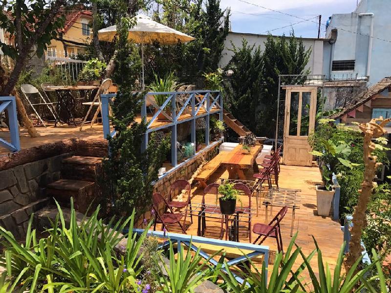 Nơi này có đầy đủ không gian sân vườn để nướng BBQ, đàn hát, ăn uống, đọc sách, có cả không gian bếp để bạn tự do nấu nướng những món tùy thích.... Nếu là người yêu thiên nhiên, bạn có thể tự tay trồng vài chậu cây, mân mê từng chiếc lá và sáng dậy chăm sóc hoa.