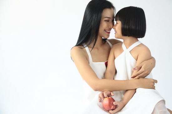 Đây là lần đầu tiên con gái nuôi của Hoàng Oanh chụp ảnh chuyên nghiệp. Bé chưa quen ống kính nên ban đầu còn khá rụt rè. Tuy vậy chỉ sau một thời gian ngắn trò chuyện cùng Hoàng Oanh và stylist Kye Nguyễn, bé nhanh chóng hoà nhịp và chơi đùa tự nhiên cùng mẹ đỡ đầu. Nhờ đó mà nhiếp ảnh gia Thiên Minh đã bắt được nhiều khoảnh khắc tự nhiên và tràn ngập tiếng cười.