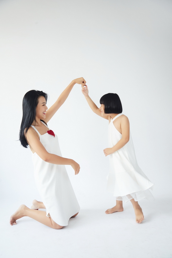 “Chắc chắn rằng ai trong chúng ta cũng từng là trẻ con. Ai trong chúng ta cũng rất yêu trẻ con. Ai trong chúng ta cũng có một tuổi thơ rất đẹp và mong là những trẻ em xung quanh mình có được một tuổi thơ tươi đẹp. Nhưng không phải em bé nào cũng có may mắn như thế. Trong rất nhiều những chuyến hành trình thiện nguyện, công tác xã hội Oanh tham gia cùng các anh chị em nghệ sĩ, hay cả trong chương trình ‘Hành trình yêu thương’ mà Oanh thực hiện cùng những người bạn của mình thì Oanh đã gặp rất nhiều trẻ em có hoàn cảnh khác nhau. Có những em mồ côi, những em khuyết tật, có những em gia đình không đủ điều kiện để cho đi học. Chính vì thế Oanh rất mong mọi người có thể chia sẻ nhiều hơn đến các bé ấy thông qua những chương trình ý nghĩa và đáng tin tưởng như 