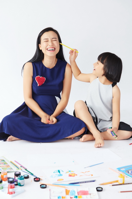 Hoàng Oanh được biết đến là một nghệ sĩ tích cực tham gia các hoạt động thiện nguyện. Cô tổ chức chương trình “Hành trình yêu thương” với nhiều hoạt động giao lưu thăm hỏi và trao quà cho trẻ em mồ côi, khuyết tật. Lần này kết hợp cùng chương trình “Lọ đựng tình thương”, nữ MC mong muốn có thêm thật nhiều mạnh thường quân đỡ đầu cho các em nhỏ tại Làng trẻ em SOS để các em có một tương lai rộng mở, tươi sáng hơn. “Không để trẻ em phải lớn lên một mình” là sứ mệnh cao cả mà Hoàng Oanh sẽ đồng hành lâu dài nhất có thể cùng Làng trẻ em SOS Việt Nam.