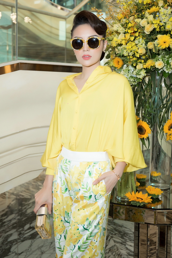 Hoa hậu Việt Nam 2014 Kỳ Duyên diện chiếc áo màu vàng đơn sắc kết hợp cùng quần âu ống loe rộng. Phần áo tạo điểm nhấn bởi cánh tay rộng kéo dài đến tận thắt eo, trong khi đó, chiếc quần gây ấn tượng với phần gấp nếp to bản. Đích thân nhà thiết kế Adrian Anh Tuấn cân chỉnh trang phục cho Kỳ Duyên khi cô xuất hiện ở khu vực show diễn.