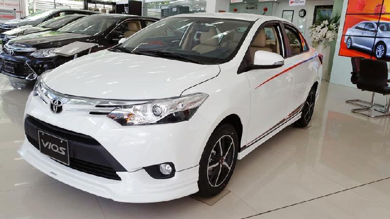 Điểm nhấn của bản TRD này chính là loạt phụ kiện gồm ốp cản trước, ốp cản sau, ốp hai bên hông xe, logo TRD, tem hông TRD, la-zăng đúc và cánh hướng gió cản sau.