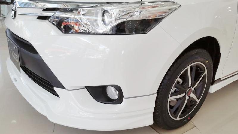 Ảnh thực tế Toyota Vios TRD 2017 giá 644 triệu vừa bán ở VN hình ảnh 3 Ốp cản trước khá hầm hố vừa tạo cảm giác trọng tâm được hạ thấp vừa giúp phát huy tính khí động học khi giúp làm giảm lực nâng. La-zăng thiết kế dạng 5 chấu chìm, 5 chấu nổi.