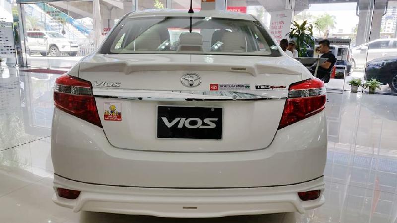 Phần đuôi xe cũng gắn logo TRD cùng ốp cản sau và cánh gió mang tính khí động học giúp xe vận hành ổn định ở tốc độ cao.
