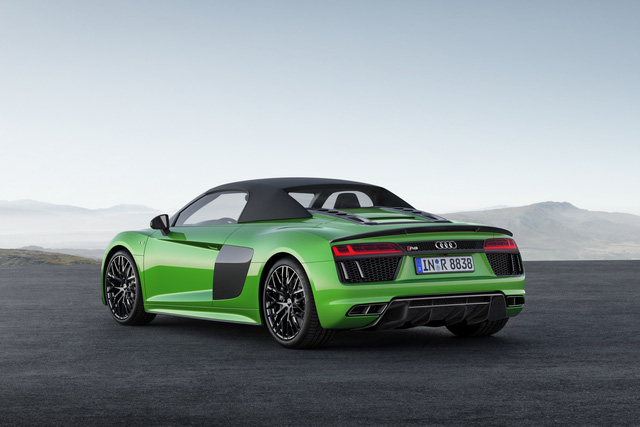 Thiết kế ngoại thất của Audi R8 V10 Spyder Plus 2017 sở hữu màu sơn xanh Micrommata độc quyền. Còn lại không có nhiều sự thay đổi so với bản Coupe, những chi tiết như hốc gió lưới tản nhiệt, phía trước, bên hông cùng cánh lướt gió phía trước/sau vẫn được sử dụng chất liệu sợi carbon làm thiết kế vừa tăng vẻ đẹp cho siêu xe mui trần đồng thời đảm nhận tính khí động học cho xe. Audi R8 V10 Spyder Plus 2017 vẫn được trang bị cặp la-zăng đa chấu kép tương tự như bản Coupe với kích thước 19 inch hoặc 20 inch tùy theo lựa chọn khách hàng. Đi kèm là phanh gốm carbon cao cấp.