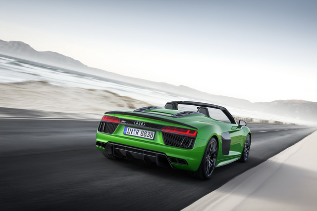 Audi R8 V10 Plus Spyder 2017 sở hữu động cơ V10, dung tích 5,2 lít, sản sinh công suất tối đa 610 mã lực tương tự như bản Coupe. Mô-men xoắn cực đại tăng thêm 20 Nm lên mức 540 Nm. Kết hợp hộp số ly hợp kép 7 cấp S-Tronic và hệ dẫn động 4 bánh toàn thời gian, Audi R8 V10 Plus Spyder 2017 chỉ mất 3,3 giây để tăng tốc lên 100 km/h từ vị trí xuất phát, chậm hơn 0,1 giây so với bản Coupe. Như vậy có thể thấy, sức mạnh của Audi R8 V10 Plus Spyder 2017 tương đương với siêu xe Lamborghini Huracan LP610-4 Spyder. Tại thị trường Đức, Audi R8 V10 Spyder Plus 2017 có giá 207.500 Euro, tương đương 5,3 tỷ Đồng.