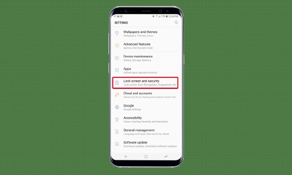 Trong cửa sổ Settings xuất hiện, di chuyển xuống phía dưới và bấm chọn Lock Screen and Security.