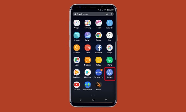 Từ trên màn hình Home của điện thoại Galaxy S8, bấm biểu tượng Settings để truy cập vào các thiết lập của thiết bị.
