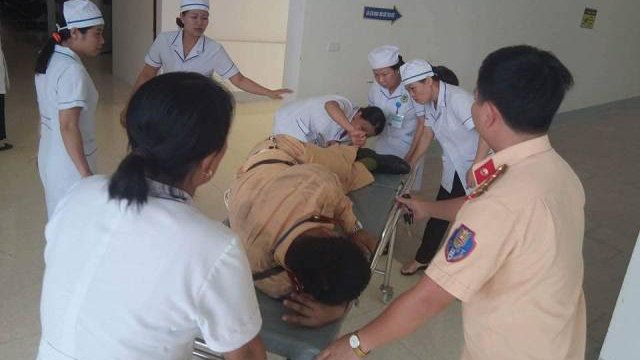 Bám đuổi xe bỏ trốn, C​SGT bị hất văng trọng thương