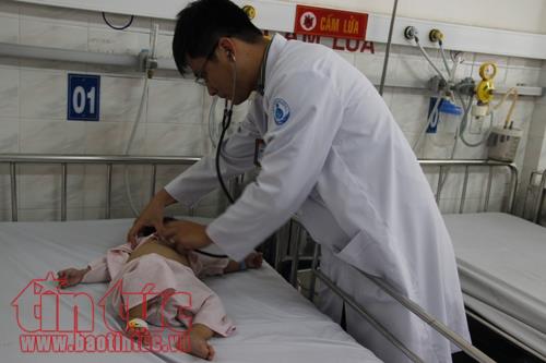 Bé trai suýt mất mạng vì nuốt phải côn trùng còn sống