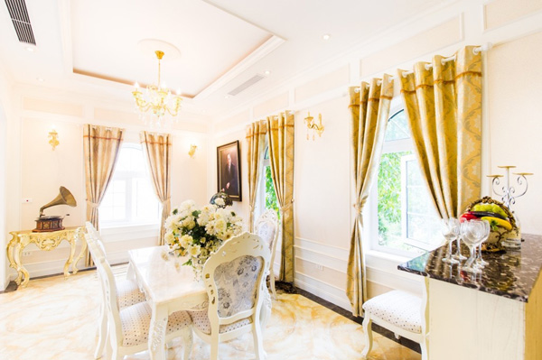 Phòng ăn được trang trí tông màu vàng ấm áp - có tác dụng kích thích vị giác.