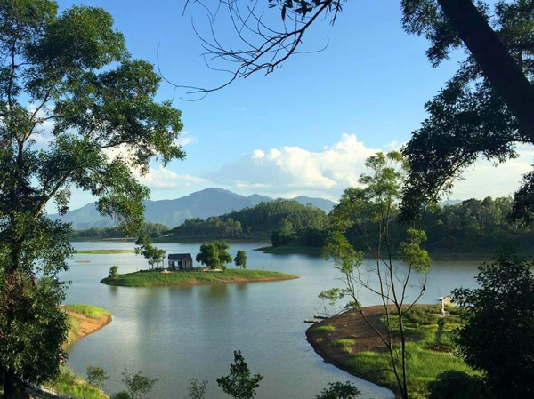 Bờ hồ Đồng Mô rộng 5km.