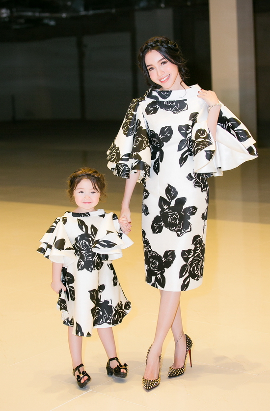 Elly Trần, Cadie Mộc Trà diện đồ đôi catwalk