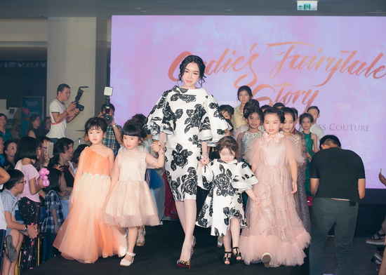 Vốn có nhiều cơ hội trước đó để tham dự các sự kiện cũng như trình diễn thời trang cùng mẹ nên Cadie Mộc Trà rất dạn dĩ, tự tin trên sàn catwalk. Vẻ ngoài xinh như công chúa của cô bé khiến người xem ngẩn ngơ, khó thể rời mắt.