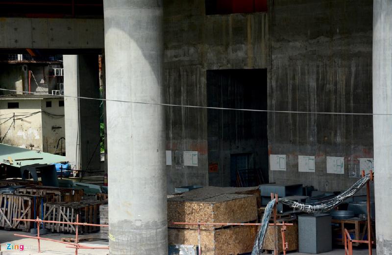 Vật liệu xây dựng nằm rải rác khắp công trình. Mới đây xuất hiện thông tin dự án Saigon One Tower đang có động thái khởi động trở lại, với sự tham gia của nhà đầu tư mới là CTCP phát triển Bất động sản Alpha King. Công ty này cũng tiết lộ thời điểm hoàn thành dự án vào năm 2018.