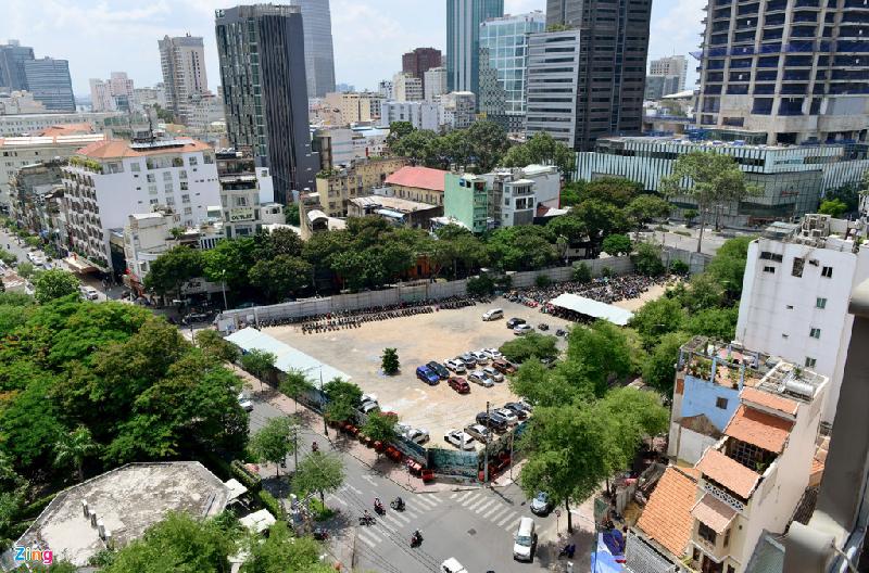 Tháp SJC do Công ty cổ phần Kim Cương làm chủ đầu tư với tổng vốn lên tới hơn 100 triệu USD, tọa lạc tại khu đất vàng có mặt tiền nằm trên các tuyến đường Lê Thánh Tôn - Nam Kỳ Khởi Nghĩa - Nguyễn Trung Trực - Lê Lợi (quận 1), trước kia là trung tâm thương mại quốc tế ITC.