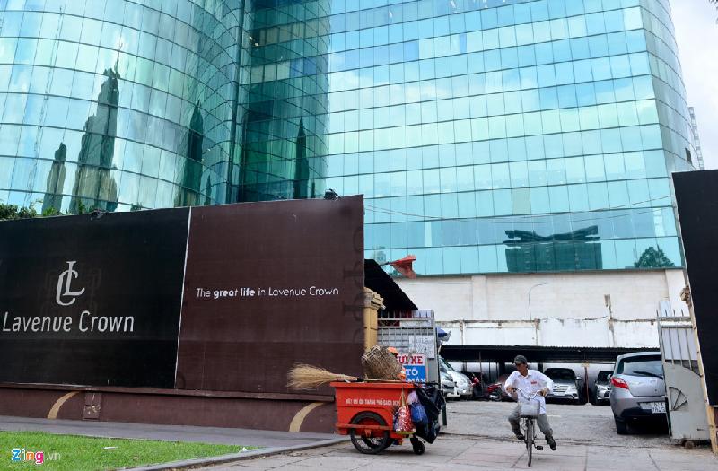 Lavenue là công ty liên doanh của Công ty Cổ phần Kinh Ðô (50% vốn điều lệ), Công ty Đầu tư Mayflower (Mỹ) và Công ty Quản lý Kinh doanh nhà TP.HCM. Tổng giám đốc Kinh Đô Trần Lệ Nguyên từng trình kế hoạch hoàn thành dự án vào năm 2014, nhưng từ đó đến nay dự án vẫn là một khu đất trống.