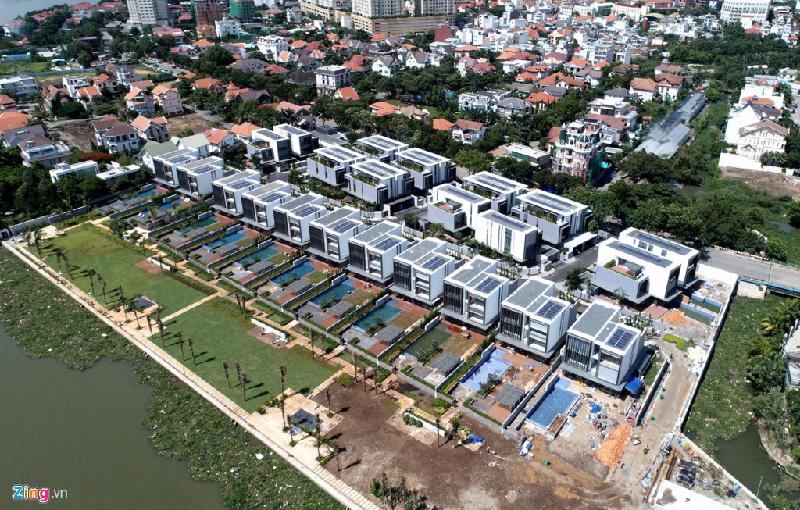 Dự án có diện tích 27.018,4 m2 gồm 30 căn biệt thự cao 3 tầng (không kể tầng lửng tại trệt và tầng hầm).