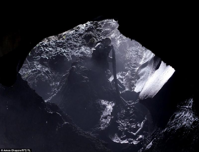 Những kẻ đi săn gọi ngà voi ma mút là “vàng trắng” ở Siberia. Cuộc khai thác diễn ra kín đáo và phải tránh nhóm tuần tra địa phương.