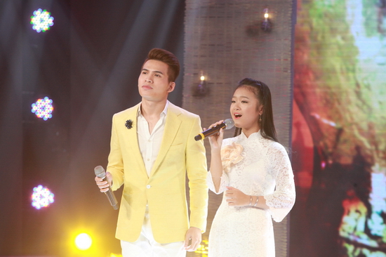 Bất ngờ hơn, trong màn song ca cùng nam ca sĩ Quốc Thiên ở vòng Hát Cùng Khách Mời, Linh Phương đã nhận được cơn mưa lời khen từ bộ ban giám khảo khó tính.  NSND Thu Hiền chia sẻ bản thân vô cùng vui mừng và xúc động khi thấy thế hệ trẻ hát rất hay và tình cảm những ca khúc về quê hương. Là một trong số những thí sinh nắm vững kỹ thuật thanh nhạc nhất cuộc thi, Linh Phương được kỳ vọng sẽ mang đến phần trình diễn “đỉnh cao” trong đêm thi Chung kết.