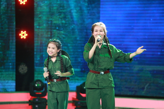 Chưa dừng lại đó, khi hát cùng khách mời Võ Hạ Trâm, Hiền Trân cũng không hề bị “lép vế” mà vẫn thể hiện tròn trịa nét vui tươi, lí lắc đặc trưng. Cùng với đó là cơn mưa lời khen cho giọng hát giả thanh tiến bộ vượt bậc của cô bé.