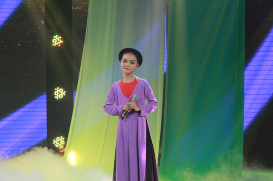 “Cô bé Dân ca Nghệ Tĩnh” Quỳnh Như – Truyền nhân của NSND Hồng Lựu  Nếu như Nghi Đình là cô bé miền Nam rất vui tươi, hồn nhiên thì Quỳnh Như đúng chất một cô bé Nghệ An rất dịu dàng, đằm thắm từ ngoại hình đến giọng hát. Tuy chỉ mới 13 tuổi nhưng cô bé khiến hàng triệu trái tim khán giả thổn thức với ca khúc Về Hà Tĩnh người ơi. Cùng đó là 6,4 triệu lượt xem trên Youtube cho tiết mục này, đứng thứ nhì trong các phần thi của chương trình. 