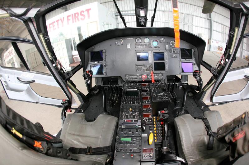 Chiếc trực thăng thực hiện tuyến vận chuyển này thuộc loại EC-155 B1 do Airbus Helicopters (Pháp) sản xuất, được trang bị hai động cơ Arriel 2C2, một phiên bản tiếp theo của họ máy bay Dauphin nổi tiếng bởi tính linh hoạt và sang trọng. EC-155 B1 có năm cánh quạt với độ rung thấp, mức độ tiếng ồn dưới 4,6 dB (dưới mức quy định của ICAO). Phù hợp trong vận chuyển hành khách trên biển và dùng cho các chuyến bay chuyên cơ. Ảnh: VNH South