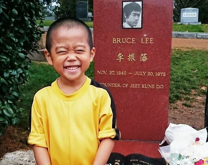 Năm ngoái, nhân dịp sinh nhật của nam diễn viên võ thuật (27/11), Imai đã đến thăm mộ ông tại nghĩa trang Lake View (Washington, Mỹ) và biểu diễn côn nhị khúc.