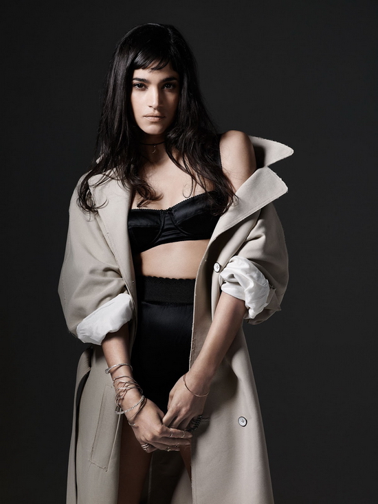 Sofia Boutella: Từ vũ công nóng bỏng ngoài đời đến công chúa bị nguyền rủa trong Xác Ướp  Có xuất phát điểm là một vũ công nổi tiếng thế giới, cô gái đa tài Sofia Boutella từng xuất hiện trong hàng loạt các video quảng cáo cho hãng Nike và giành chức vô địch thế giới tại cuộc thi Hip-Hop Battle năm 2006. Ngoài làm vũ công quen mặt cho các tour diễn của Madonna, Boutella còn đóng vai chính trong video Hollywood Tonight của Michael Jackson. 