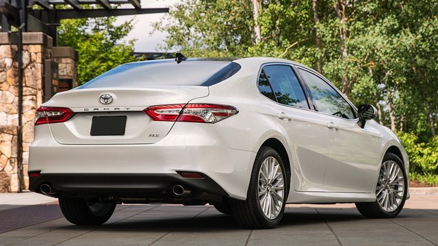 Toyota Camry 2018 tại thị trường Mỹ có tổng cộng tới 11 phiên bản khác nhau, sử dụng 2 loại động cơ 2.5 và 3.5L V6. Giá bán thấp nhất từ 23.495 USD (534 triệu đồng) và cao nhất 34.950 USD (794 triệu đồng). Các bản cấp thấp sẽ sử dụng động cơ 2.5L 'Dynamic Force’ 4 xy lanh, công nghệ Dual VVT-i với công nghệ phun nhiên liệu trực tiếp VVT-iE, cho công suất cực đại 206 mã lực, mô men xoắn tối đa 252 Nm. Nếu đi kèm mô tơ điện trong hệ truyền động hybrid, động cơ này chỉ sản sinh công suất 176 mã lực và 220 Nm mo men xoắn.