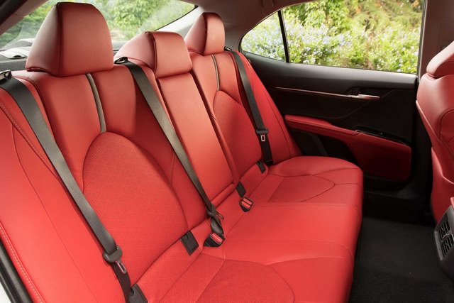 Toyota Camry 2018 cũng không thua kém các mẫu xe sang về mặt công nghệ với gói Toyota Safety Sense P, bao gồm tránh va chạm sớm, phát hiện người đi bộ, kiểm soát hành trình thích ứng dựa trên radar, cảnh báo chuyển làn đường, hỗ trợ đánh lái và đèn pha tự động. Ngoài ra còn tùy chọn phát hiện điểm mù và cảnh báo giao thông phía sau.