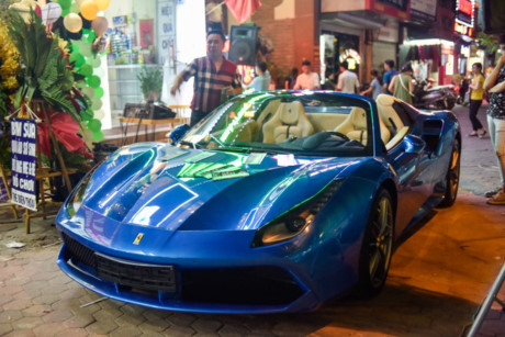 So với phiên bản Coupe, Ferrari 488 Spider có sự khác biệt với phần mui cứng có thể đóng mở trong 14 giây bằng nút bấm điện. Nắp động cơ phía sau sửa lại để tạo không gian chứa mui. Nội thất bên trong xe với thiết kế đầy năng động với ghế da thể thao màu kem,...