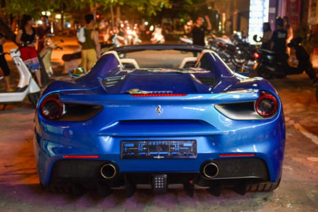 Mẫu siêu xe Ferrari 488 Spider sử dụng khối động cơ turbo V8 3.9L, sản sinh công suất tối đa 662 mã lực, mô-men xoắn cực đại 760 Nm. Nhờ đó, xe có khả năng tăng tốc từ 0-100 km/h chỉ trong 3 giây, từ 0-200 km/h khoảng 8,7 giây, tốc độ tối đa đạt 325 km/h.