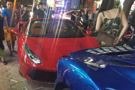 Trong khi chiếc Ferrari 488 spider mui trần màu xanh dương là chiếc đầu tiên được đưa về nước thì 