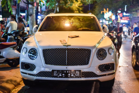 Phía bên ngoài là sự hiện diện của siêu SUV Bentley Bentayga, đây là chiếc SUV siêu sang nhanh và mạnh nhất thế giới ở thời điểm hiện tại. Mẫu xe này hiện đang được các đại gia Việt ưa chuộng. Hiện tại, Bentayga với số lượng trên dưới 10 chiếc đã được đưa về, dù mức giá sau khi hoàn tất các thủ tục thuế dao động từ 19 đến 27 tỷ đồng.