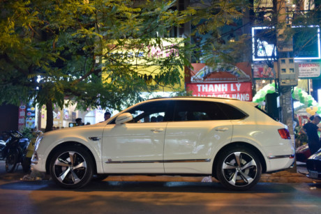 Cung cấp sức mạnh cho Bentayga là động cơ mới loại 6 lít W12 tăng áp turbin kép cho công suất 600 mã lực và mô-men xoắn cực đại 900 Nm. Chiếc SUV có khả năng tăng tốc từ từ 0 lên 100 km/h trong 4,1 giây trước khi đạt tốc độ 301 km/h, đồng nghĩa với ngôi vị SUV nhanh nhất thế giới.