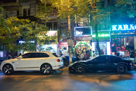 Một chiếc Maserati GranTurismo MC cũng đến dự sự kiện. Mẫu xe thể thao nước Italy có ngoại hình đen, về Việt Nam theo đường nhập khẩu tư nhân. Được biết, dàn xe đắt tiền tham dự buổi khai trương một cửa hàng đồ uống tại Hà Nội. Theo giới thạo xe, dàn siêu xe 