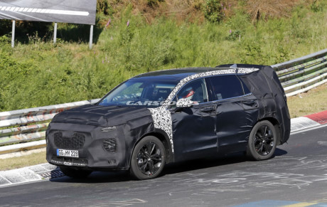 Ở lần chạy thử này Hyundai ngụy trang khá kỹ cho mẫu Santafe 2019. Hầu như thiết kế bề ngoài của xe đã được che giấu. 
