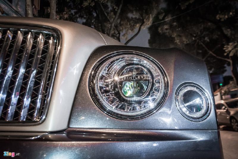 Tương tự phiên bản tiêu chuẩn, mẫu xe sang Anh quốc - Bentley Mulsanne EWB 2017 cũng có bệ đỡ động cơ linh hoạt và hệ thống treo cải tiến, mang đến cảm giác lái êm và ổn định, theo đánh giá của nhiều tạp chí xe uy tín thế giới.