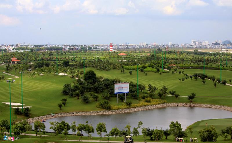 Khung cảnh trong sân golf rộng rãi đến thênh thang với hơn chục hồ nước, những quả đồi thoai thoải cây cối khá xum xuê.