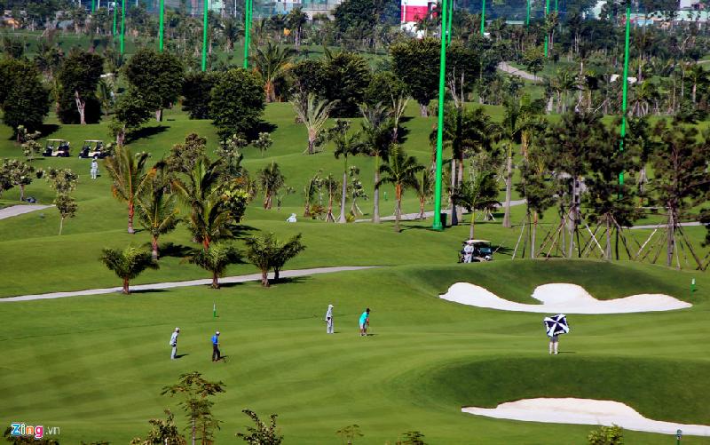 Trong toàn bộ diện tích cụm sân golf thì diện tích trồng cỏ chiếm 111 ha. Các thảm cỏ sân golf này xanh mướt, mịn màng, cát trong các hố cũng trắng tinh.
