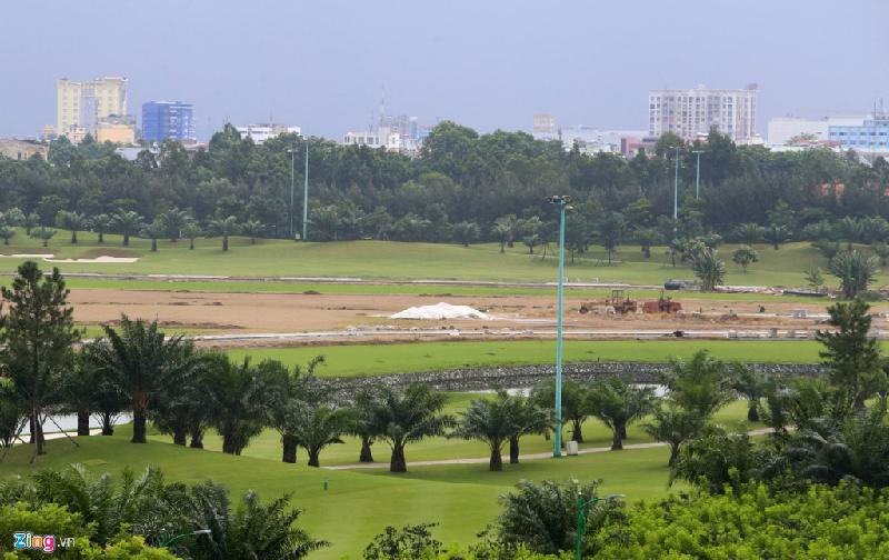 Sân A đang được xây dựng ôm trọn là một hồ nước lớn và khu phức hợp khách sạn, biệt thự cao cấp.