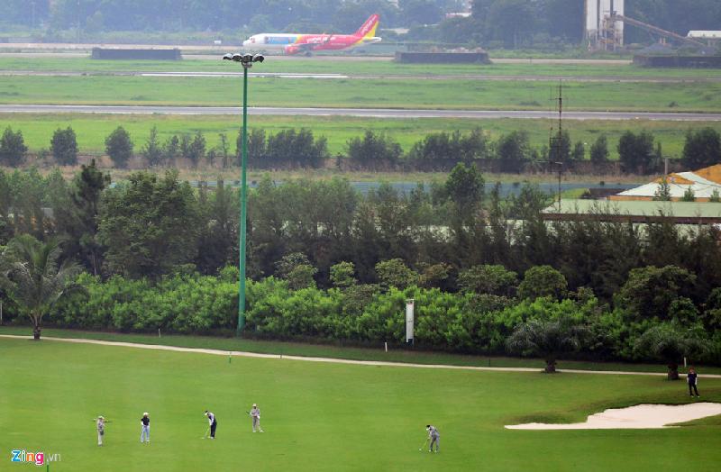 Sân golf này mở cửa cho khách đánh từ sáng đến gần đêm. Khách phải đặt chỗ từ trước.