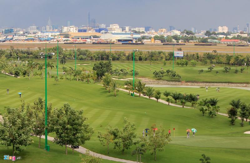 Được biết, trung bình hàng ngày có hàng trăm tay golf đến đây chơi, các sân hầu như kín chỗ nhiều thời điểm.