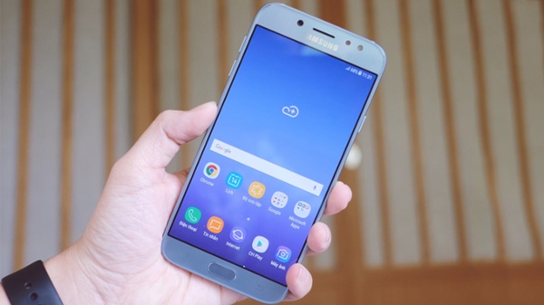 Điểm thay đổi lớn của J7 Pro so với J7 Prime đó chính là màn hình Full HD kích thước 5,5 inch sử dụng tấm nền SuperAMOLED cho chất lượng hiển thị tốt hơn. Cảm biến vân tay một chạm vẫn được tích vào phím Home. 