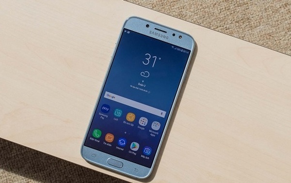 Ở phân khúc giá 7 triệu thì cấu hình của Galaxy J7 Pro không quá mạnh, máy sử dụng bộ vi xử lý Exynos 7870 tám nhân, RAM 3GB, bộ nhớ trong 32GB và hỗ trợ khe cắm thẻ nhớ ngoài.
