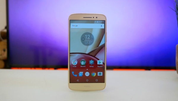 Motorola Moto M: Có mặt tại Việt Nam hồi tháng 3/2017. Điện thoại Moto M sở hữu thiết kế kim loại nguyên khối đẹp, mức độ hoàn thiện khá tốt, cầm và sử dụng bằng một tay thoải mái, đặc biệt là vỏ của máy có phủ lớp nano chống thấm nước. 